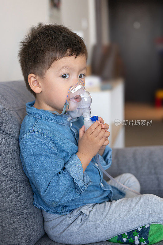 幼儿在家使用吸入式雾化器