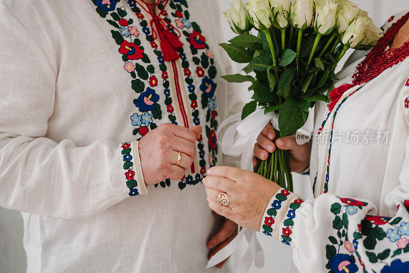 奶奶和爷爷庆祝金婚纪念日。老年人五十年共同的爱情故事。一对老夫妇要结婚了。牵着手，交换结婚戒指。