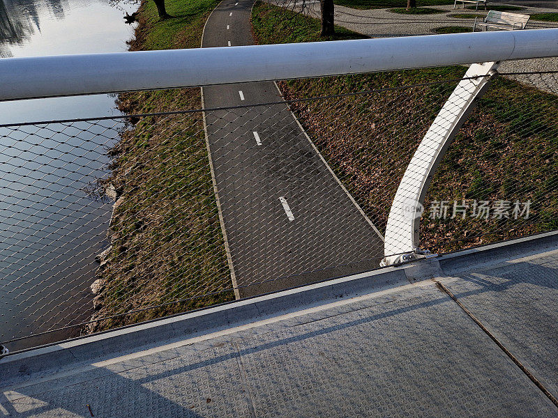不锈钢网张拉在桥栏杆上。下钢丝绳作为排水屏障。轮椅使用者不必撞车，自行车是由缆绳引导在侧面，小径，道路标记