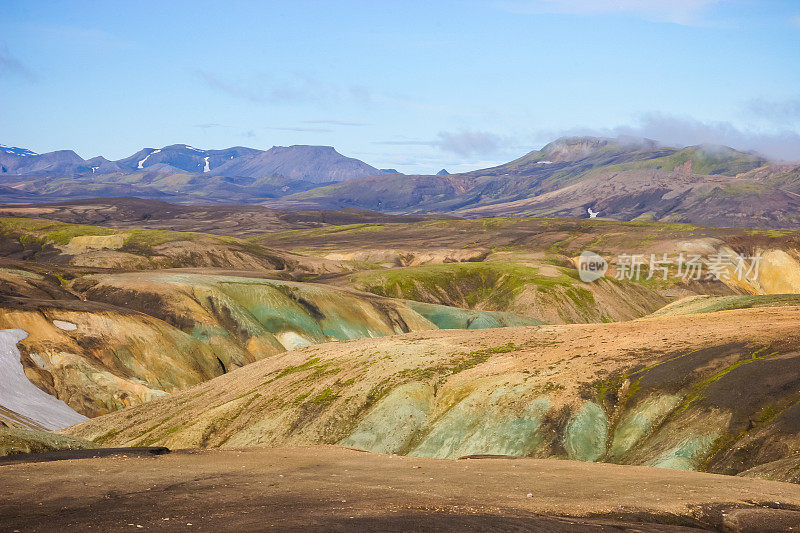 冰岛Laugevegur步道起点的Landmannalaugar周围起伏的、色彩斑斓的山脉