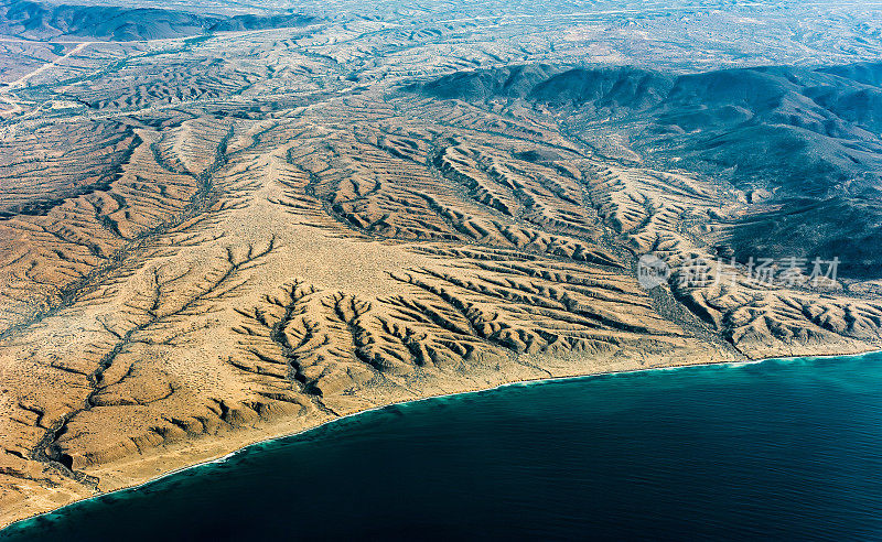 从飞机上看下加利福尼亚的地质特征，显示侵蚀，山谷;沙漠。这里的景观是沙漠气候中水和风侵蚀的结果，夏季暴雨，春季强风。
