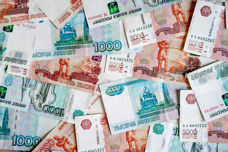 1000卢布和5000卢布的俄罗斯纸币在整个框架中无序地分解