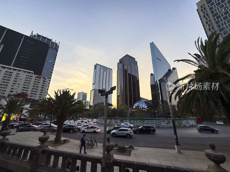 日落时分的墨西哥城金融区