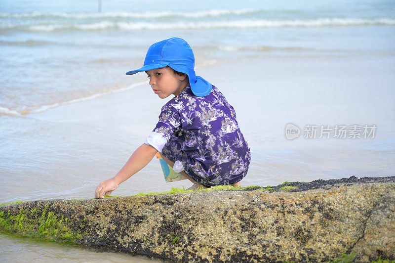 男孩在海边玩耍