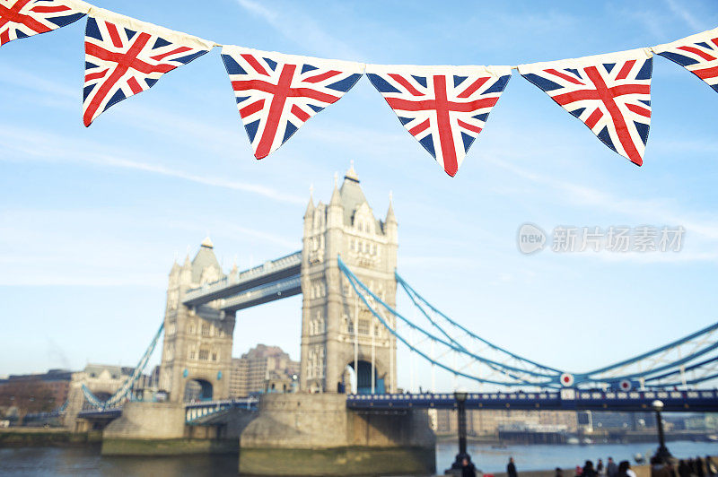 伦敦塔桥和英国国旗