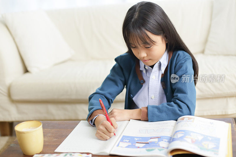 女孩在桌子上学习
