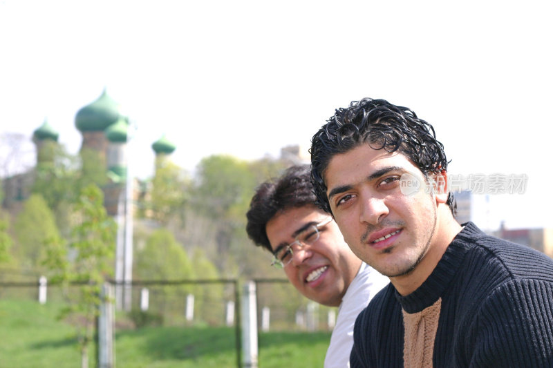 两个朋友的肖像与地标的背景