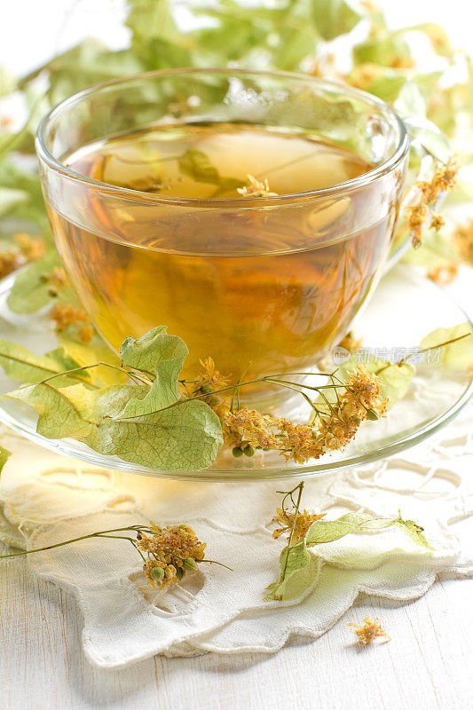 透明杯里的菩提树茶和干花