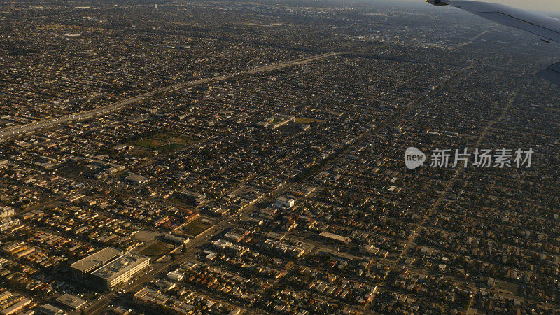 鸟瞰图洛杉矶郊区飞机窗户与机翼