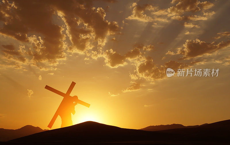 耶稣基督在受难日扛着十字架上髑髅地