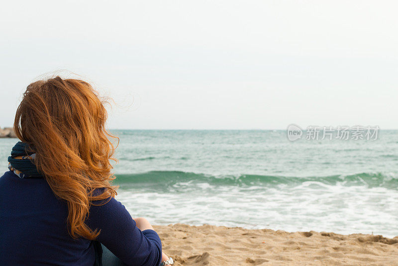 巴塞罗那沙滩上的红发女孩