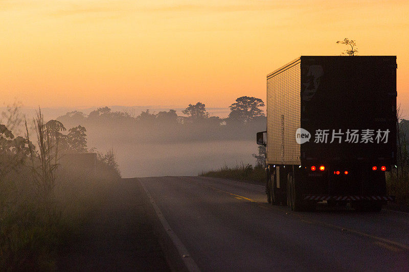 雾蒙蒙的风景，卡车在道路上的日出，亚马逊，Rondônia，巴西