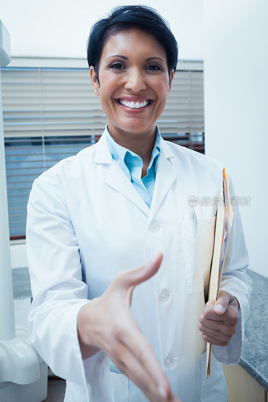 微笑的女牙医提供握手