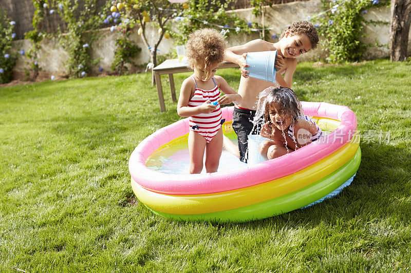 孩子们在花园里玩嬉水池
