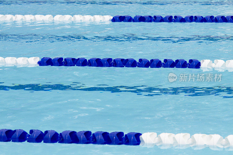 水平面上的蓝色游泳池泳道线标记
