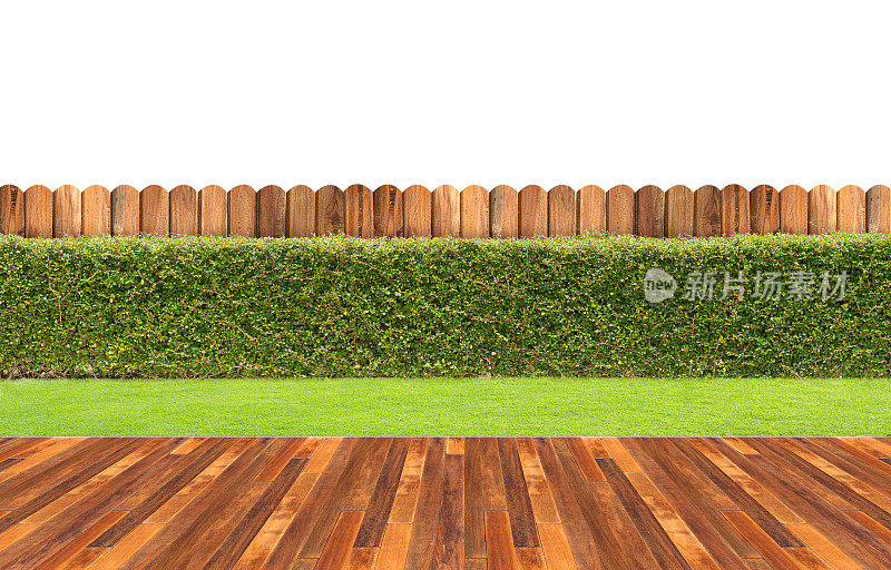 草坪和木地板与篱笆