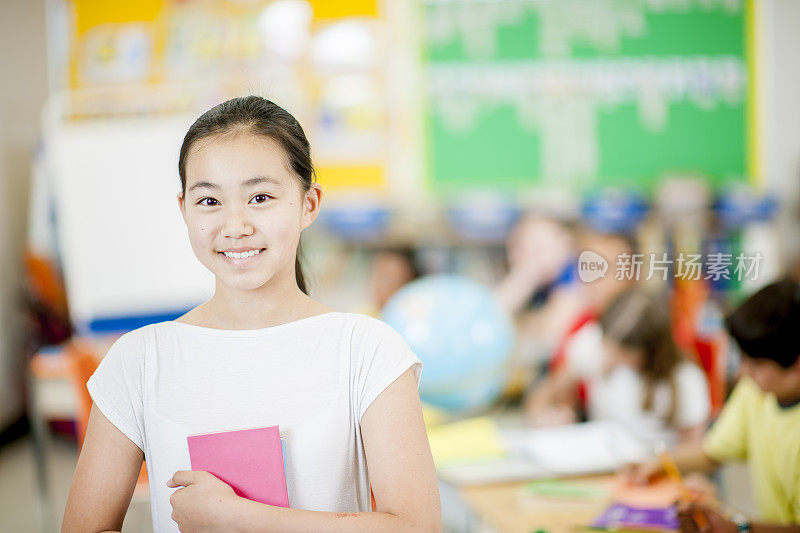 小女孩在小学