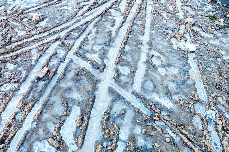 轮胎印在雪和泥上