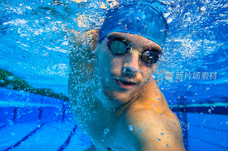 年轻男子游泳的水下肖像