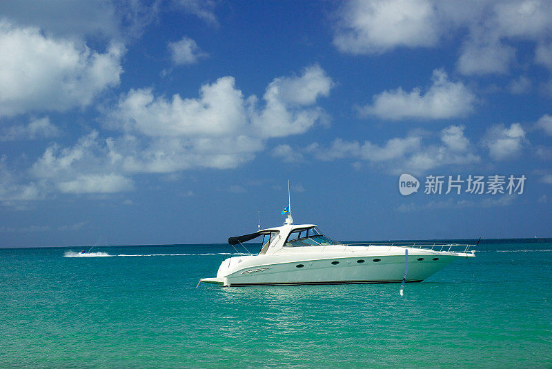 豪华摩托艇在蓝绿色的加勒比海和蓝天上