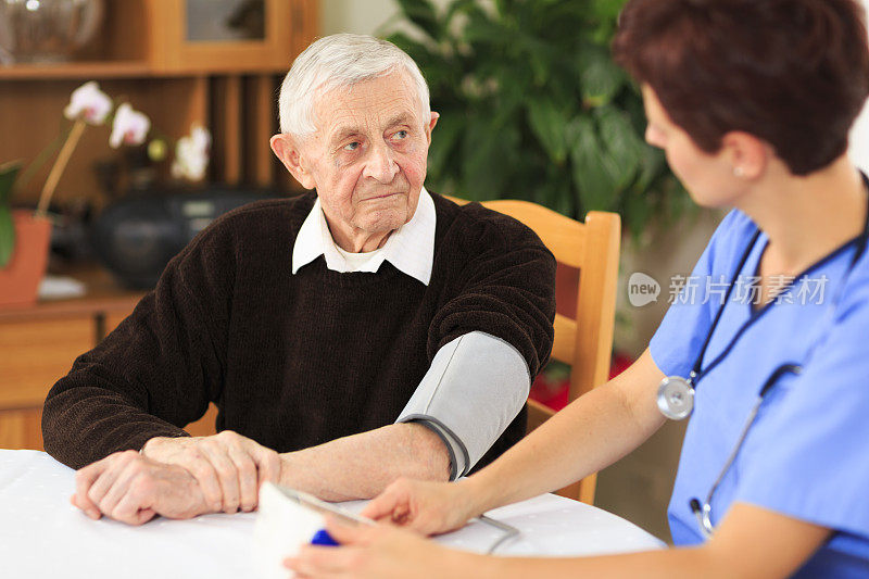 家庭护理人员测量老年病人的血压