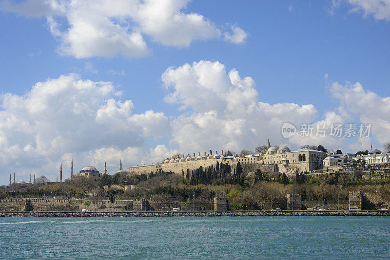 从博斯普鲁斯看伊斯坦布尔的托普卡皮宫和圣索菲亚大教堂