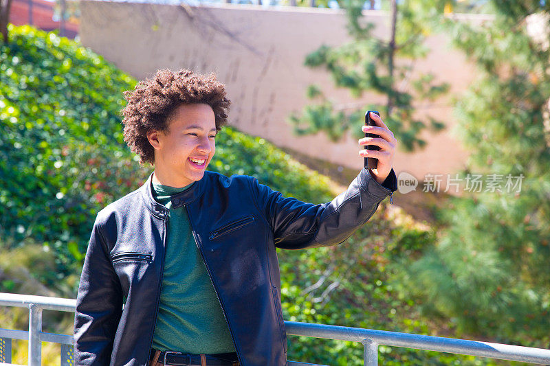 非裔美国青少年用手机自拍大笑