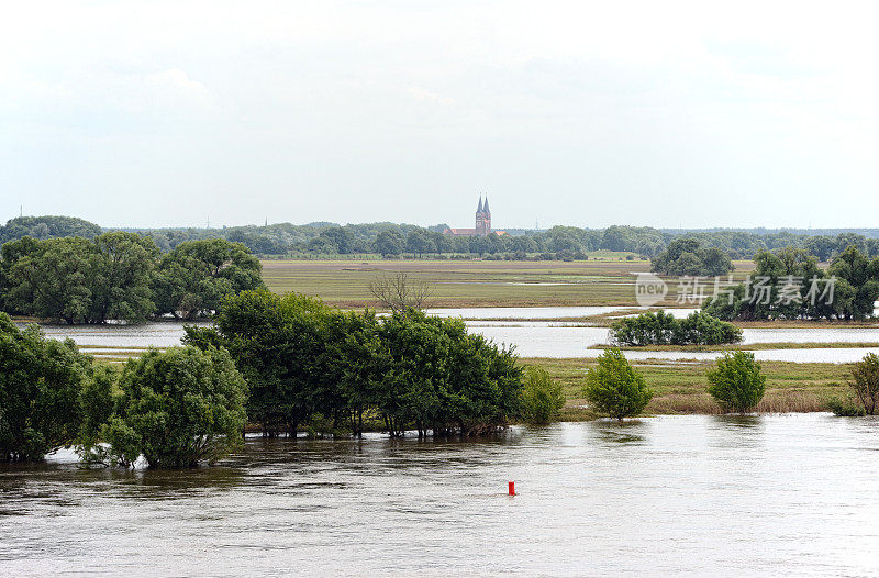 2013年大洪水的易北河堤坝