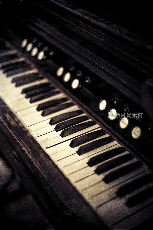老式小型钢琴风琴