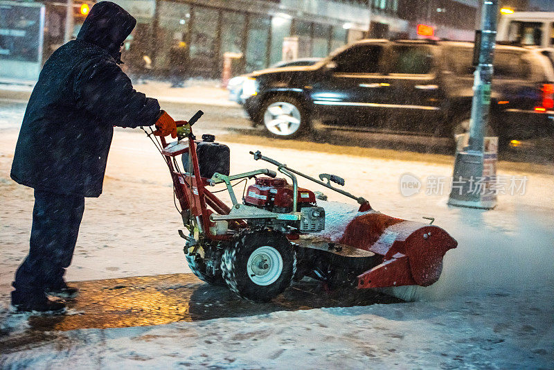 暴风雪期间纽约街道的除雪工作