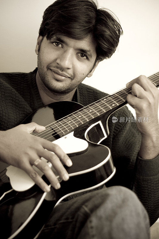 一个印度青年在弹吉他