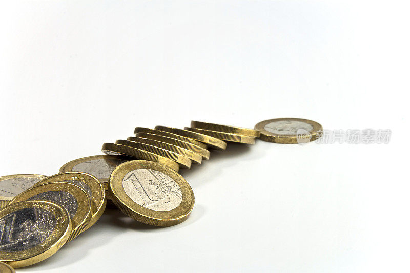 倒下的一堆欧元硬币