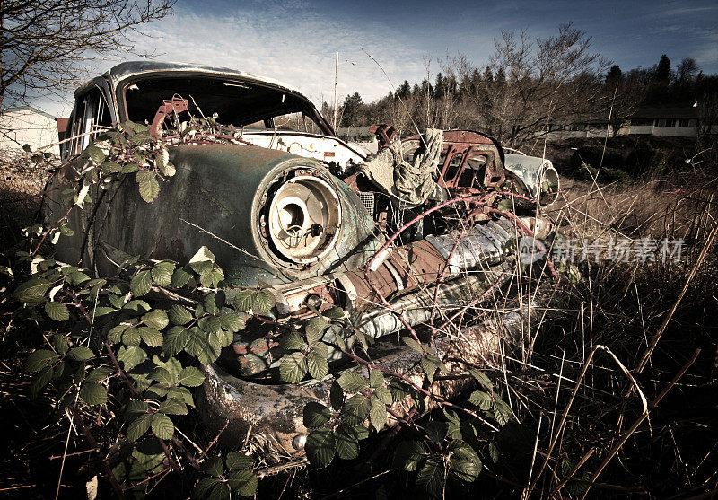 生锈的废旧汽车