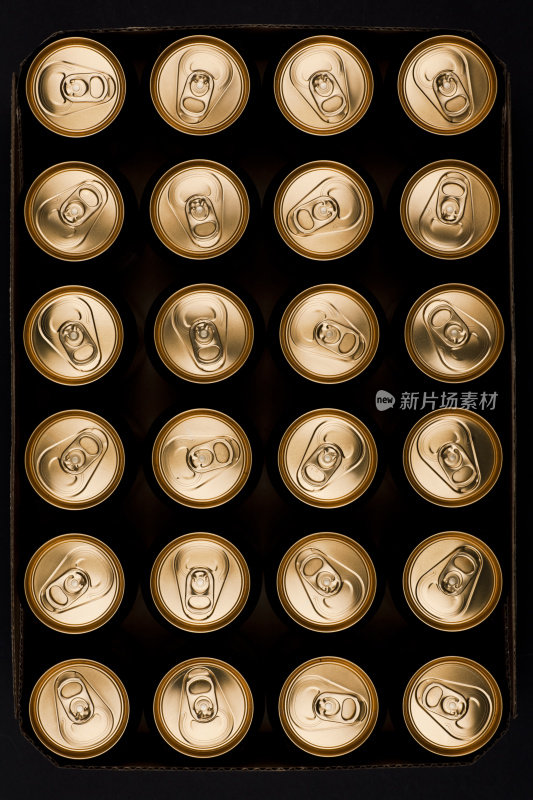 许多金色的啤酒罐，俯视图