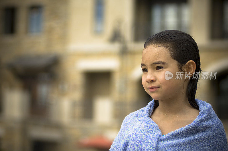 八岁女孩用毛巾游泳后