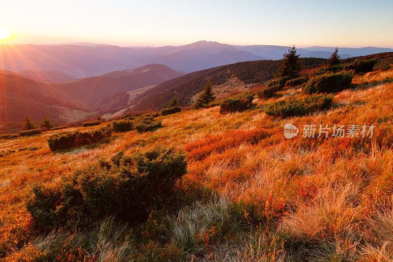 喀尔巴阡山脉的日落景观