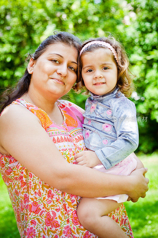 快乐的印度母亲和她的小女儿展示爱的感情