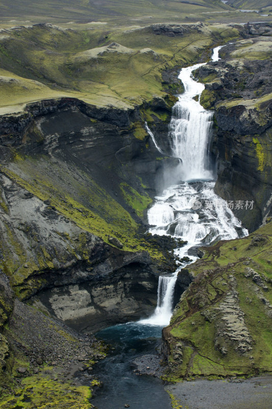 冰岛火山景观中的瀑布。