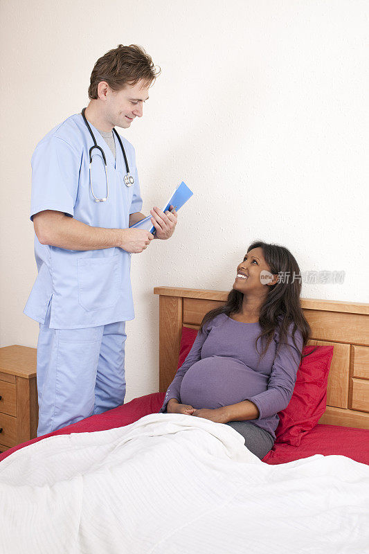 医生检查孕妇。