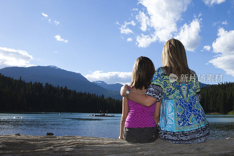 母亲和女儿欣赏着风景。