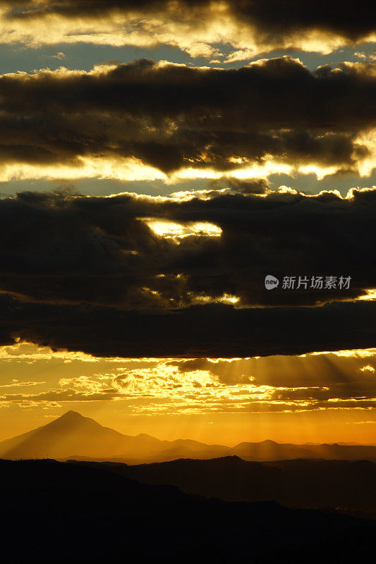 萨尔瓦多圣文森特火山的日落