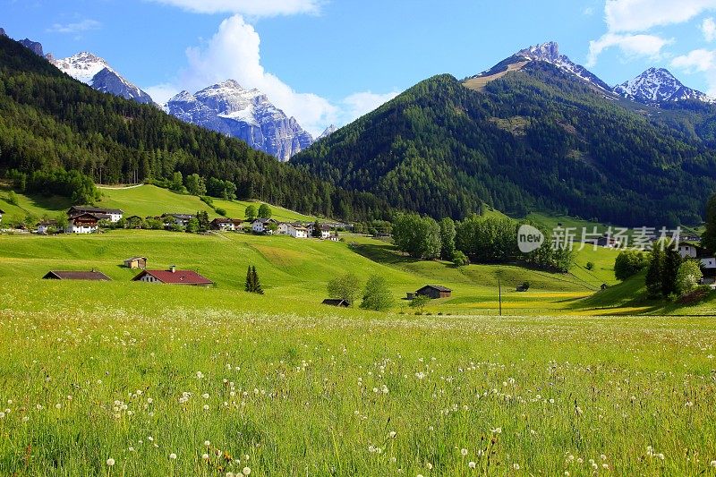 奥地利泰洛因斯布鲁克附近的斯图拜山谷的阿尔卑斯村庄