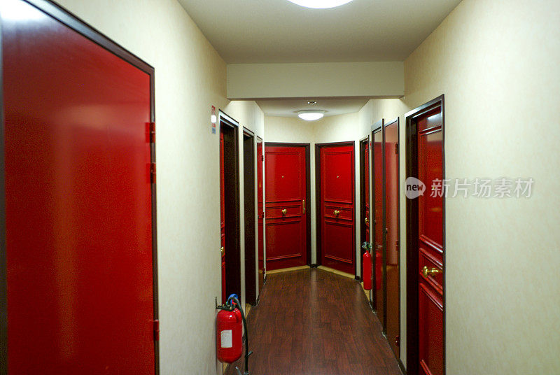 法国大厦走廊上的红房间门