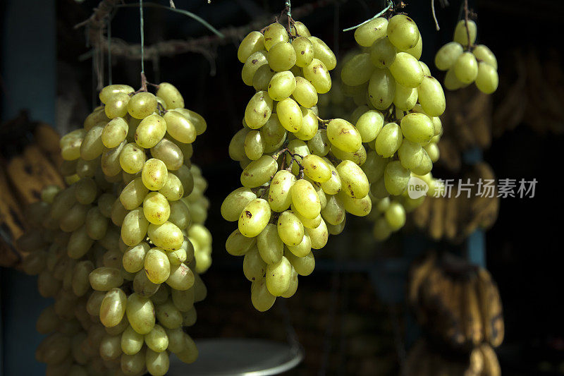 印度东北部的露天市场上挂着绿葡萄。