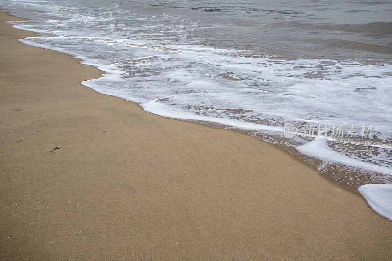 海浪在海滩上冲浪