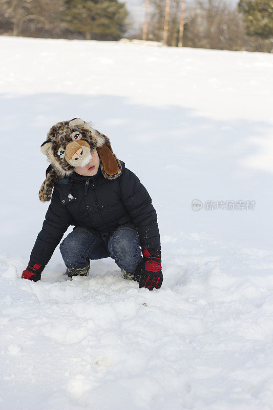 男孩收集雪做雪人