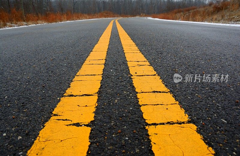 双黄线道路与一个弯道