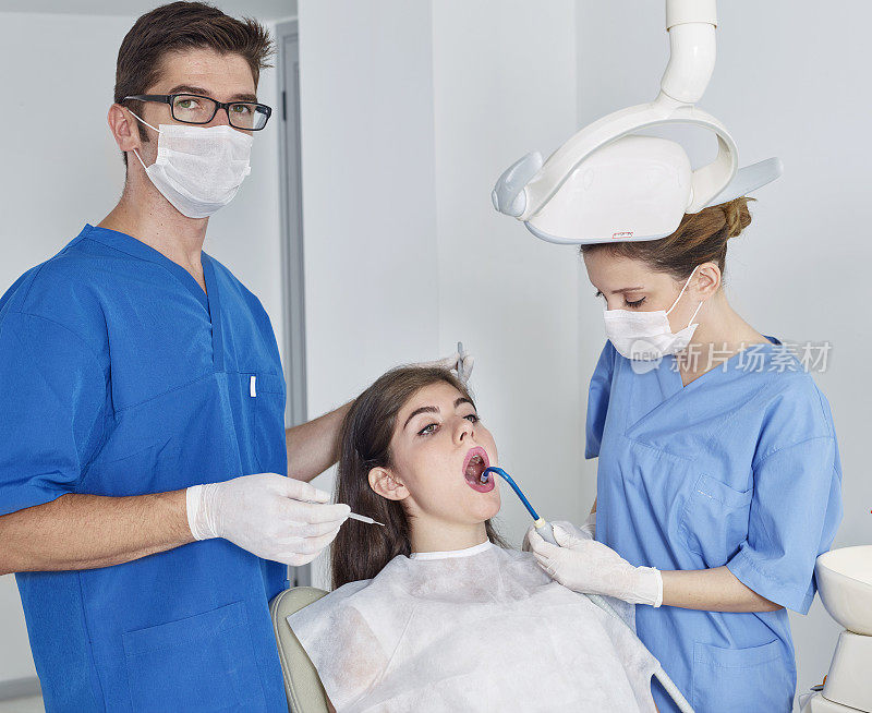 牙科检查的妇女