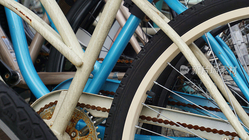 白色和蓝色近自行车链，身体，轮胎部分