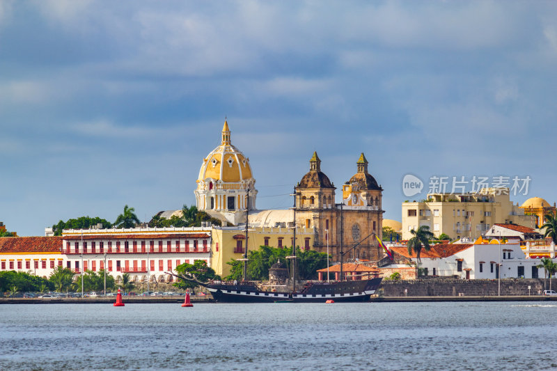 哥伦比亚卡塔赫纳的城市景观与圣彼得克拉弗教堂